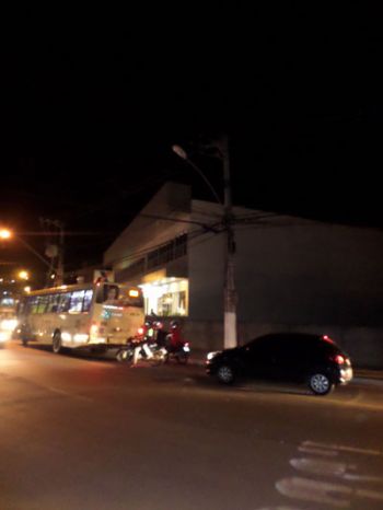 Postes danificados causam insegurança na Cidade Alta 2 Luz apagada próximo ao Pórtico Norte da UFJF
