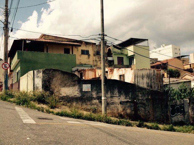 Mesmo com placa de proibição, lixo é deixado em esquina do Mundo Novo