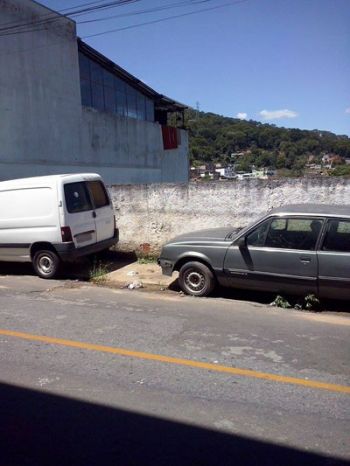 Carros estacionam sobre a calçada no Santa Cândida 4 Na mesma via, veículos impedem a passagem de pedestres