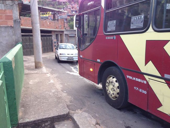Via de mão dupla não comporta 2 veículos ao mesmo tempo 3 Na Rua Ângelo Bigi, no Linhares, carros precisam dar marcha ré ao se encontrarem com ônibus