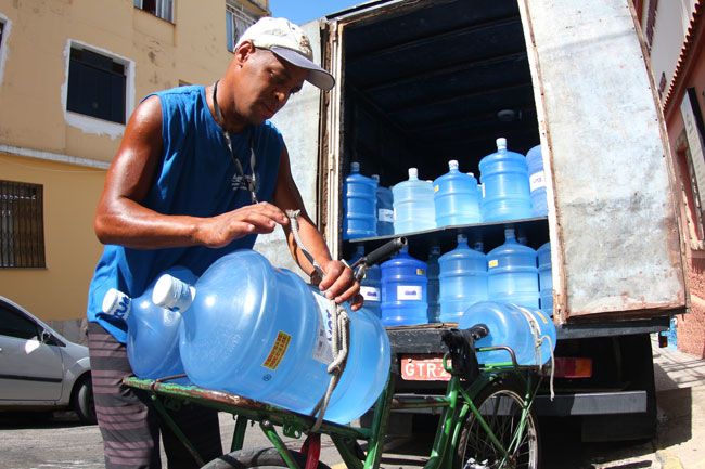 FERNANDO PRIAMO/21-01-15 Na Tardio Distribuidora, clientes dobraram a procura por galões de água