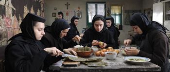 Opressão: mulheres vivem em silêncio em um convento romeno