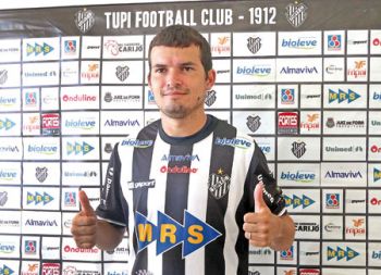 LEONARDO COSTA/07-01-15 Osmar aprovou o modelito alvinegro do Carijó