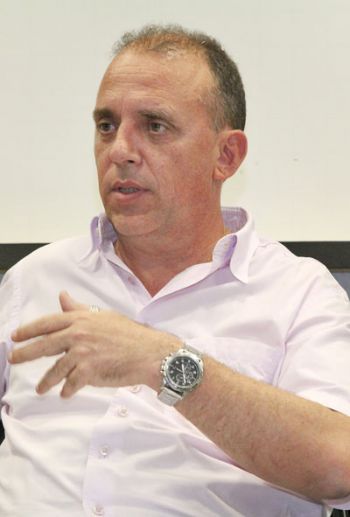 LEONARDO COSTA Para Emerson Beloti, serviço é o primeiro a perder