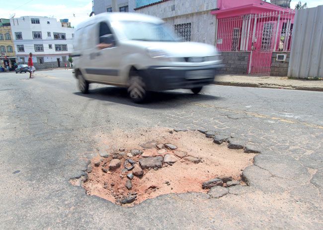 Para evitar o obstáculo, condutores invadem a contramão