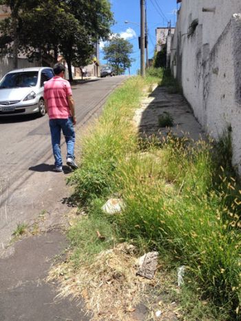 Calçada sem manutenção no Alto dos Passos 2 Pedestre é obrigado a usar a pista na esquina da Rua Pedro Botti