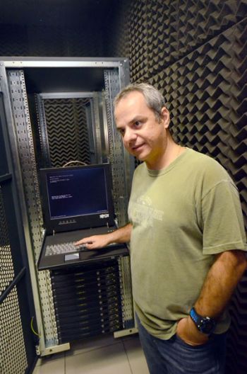 Pesquisador André Marcato mostra aglomerado de 250 processadores (cluster), que simula funcionamento de hidrelétricas