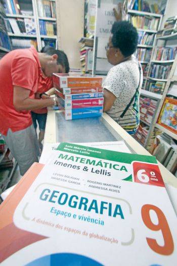 FELIPE COURI/05-01-14 Professora Margarida Donato antecipou as compras de material