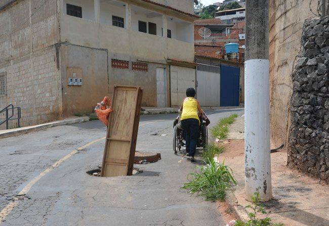 Risco de acidente em via de mão dupla da Vila Olavo Costa