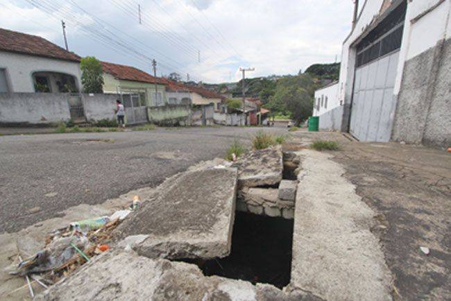 FELIPE COURI/30-12-14 Risco na Rua Machado de Assis, em frente ao número 92, na Vila Ideal