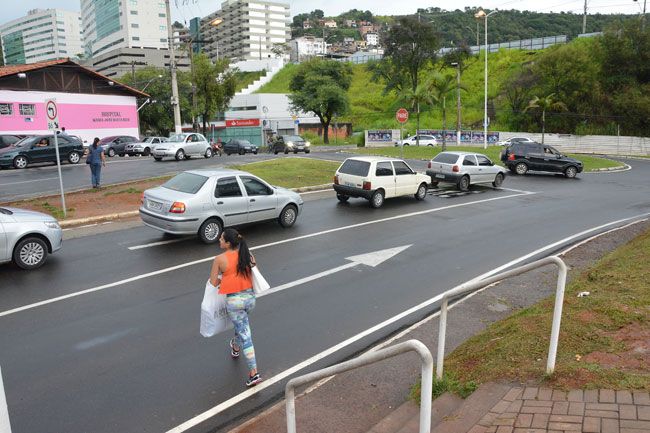 Sem faixa, pedestre tem que ter atenção redobrada para atravessar em frente à Ascomcer