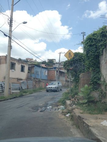 Sinalização de mão dupla está escondida, mas de estreitamento de pista pode ser vista