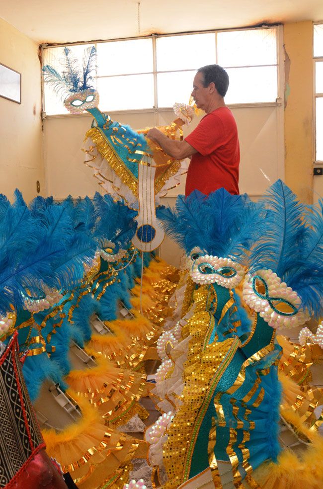 Unidos do Ladeira espera terminar os preparativos em dez dias, e Mocidade Alegre (detalhe) ainda trabalha nas alegorias