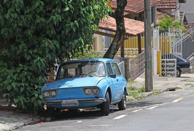 Veículo deixado na Barão de Cataguases, no Santa Helena