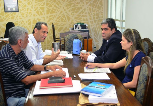 Vereador Castelar conversou com os delegados José Walter Matos e Sheila Oliveira sobre o déficit de policiais