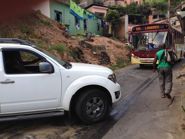 Via de mão dupla não comporta 2 veículos ao mesmo tempo 4 Via não oferece segurança a motoristas e pedestres