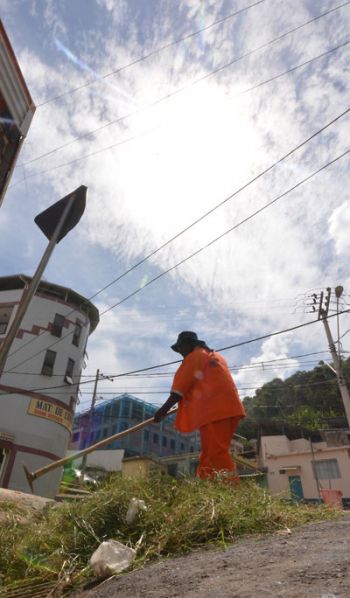 Wanderlea se protege com chapéu, óculos e protetor solar