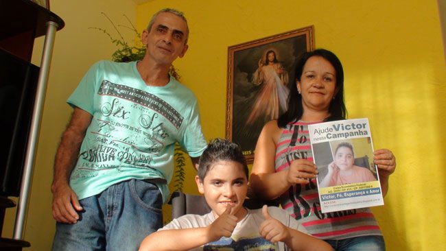 Aos 14 anos, Victor luta contra doença  degenerativa, e os pais Vanor e Wanilda precisam de cerca de R$ 80 mil para levá-lo à Tailândia