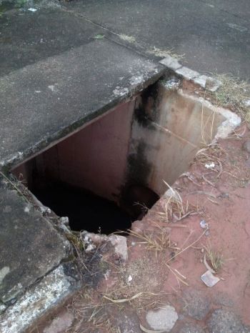 Bueiros danificados no Quintas 2 Boca de lobo destampada leva perigo aos moradores na entrada do Quintas das Avenidas