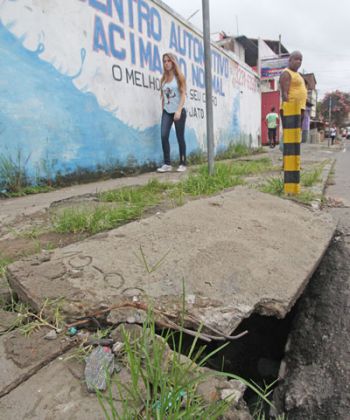Bairro de Lourdes tem bocas de lobos quebradas 2 Bueiros oferecem riscos nas ruas Nossa Senhora de Lourdes e Padre Guilherme