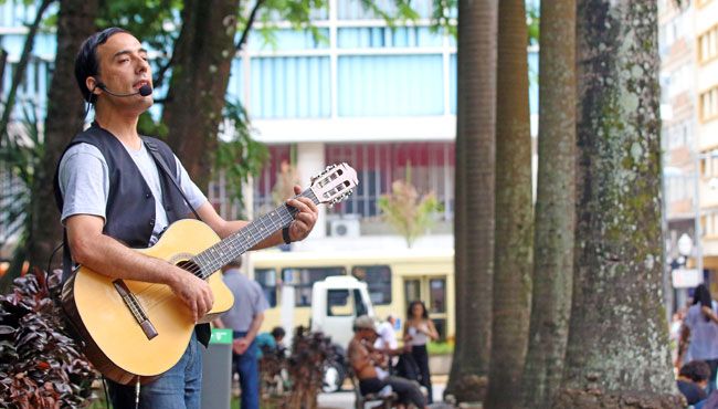 Cantor sertanejo faz do Parque Halfeld seu palco às terças e sextas 