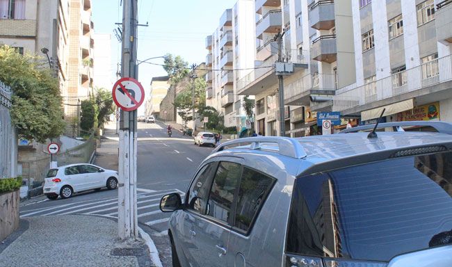 Cruzamento arriscado na Olegário Maciel 2 Carros estacionados na Olegário prejudicam a visibilidade de motoristas vindos da Oswaldo Cruz e que querem acessar a avenida
