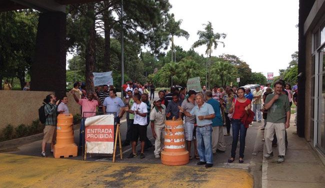 DIVULGAÇÃO Com cartazes, apitos e nariz de palhaço, trabalhadores fecham entrada do Campus
