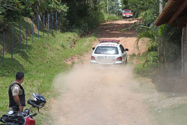 Crime ocorreu na madrugada, mas corpos só foram encontrados na manhã de ontem. Movimentação de policiais foi intensa no local