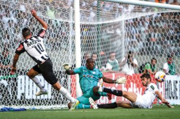 BRUNO CANTINI/WWW.ATLETICO.COM.BR Dátolo tenta vencer o goleiro Glaysson e o volante Noé