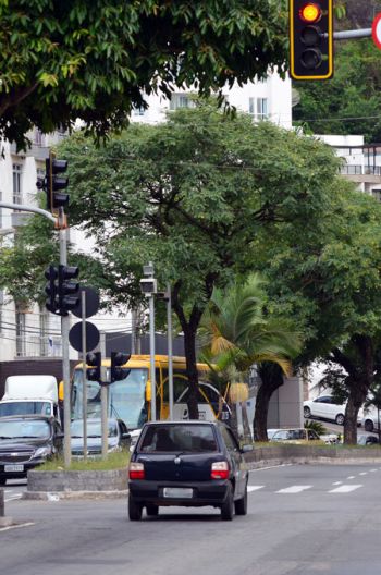 Mais de 130 multas diárias 5 Em super-radar na Avenida Dr. Paulo Japiassu Coelho, são frequentes os flagrantes de avanço de sinal