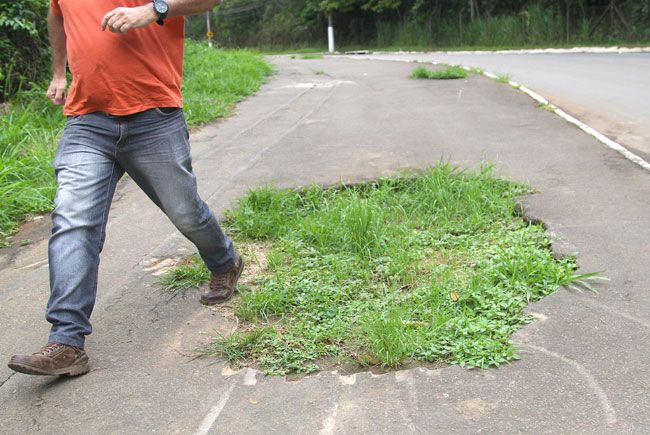 Passeio com buracos na Estrada Dom Orione 2 Entre o HU e a entrada da UFJF, um dos buracos ocupa toda a calçada e o outro está coberto com mato, o que dificulta a visibilidade do pedestre