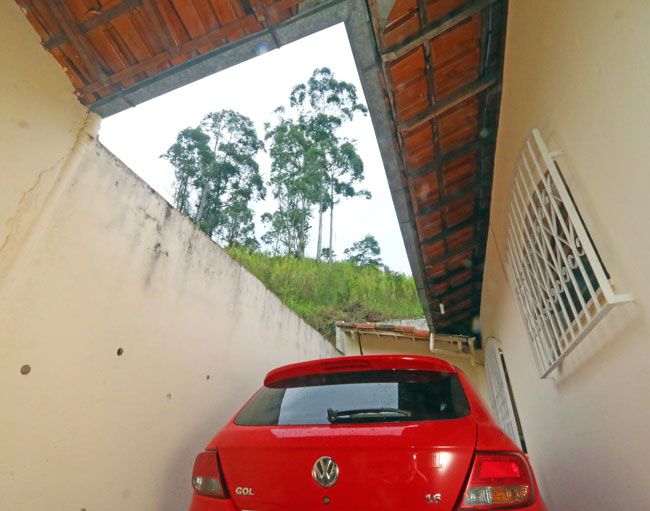 LEONARDO COSTA/06-02-15 Espera para cortar 15 eucaliptos com risco de queda no Bom Clima se arrasta desde 2014