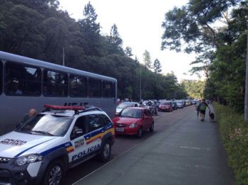 Terceiriza culpa contratantes por atrasos 4 Extensa fila de carros se formou até a liberação da pista pelos manifestantes