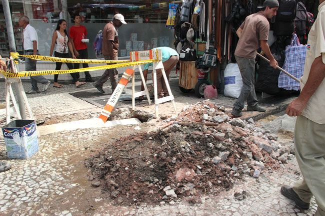 DIVULGAÇÃO/PJF Funcionários da Secretaria de Obras retiram lixo que entupia a rede e causava alagamento na Marechal