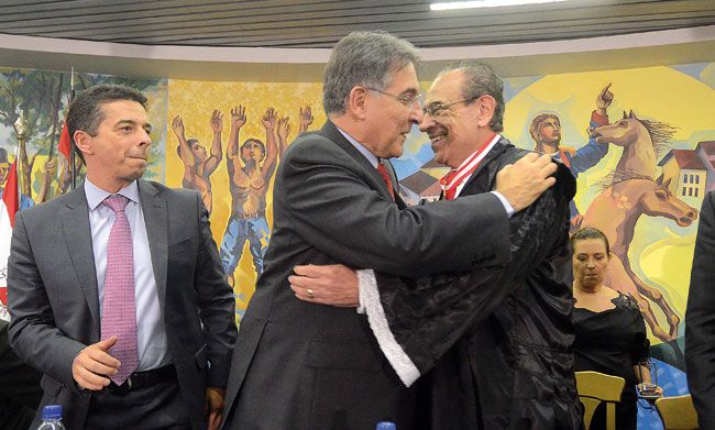 WELLINGTON PEDRO/IMPRENSA MG Governador Fernando Pimentel cumprimenta novo presidente do Tribunal