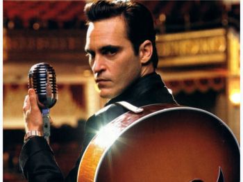 Joaquin Phoenix encarna o topete e a fúria de Johnny Cash, o Homem de Preto