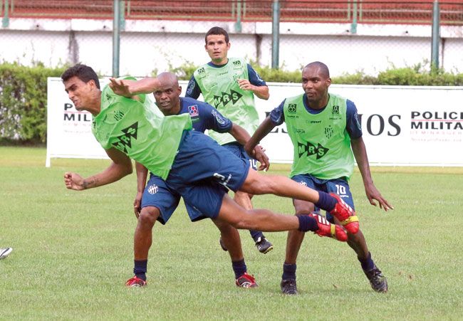 LEONARDO COSTA Maílson (voando) está com fome de bola