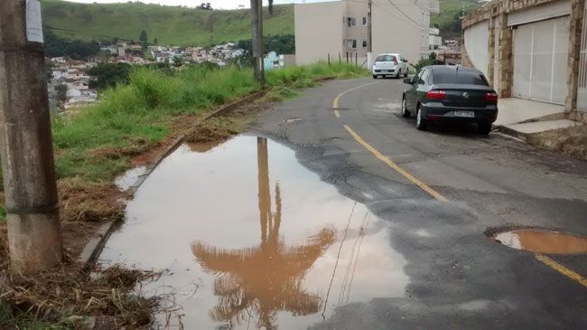 WALMER GOMES Morador reclama de acúmulo de água no Bosque dos Pinheiros