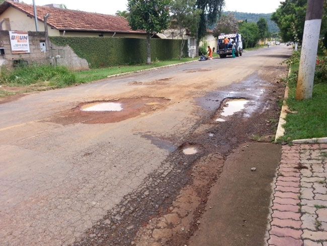 Rua esburacada no Nova Califórnia 2 Moradora pede melhorias no asfalto da Rua Florianópolis