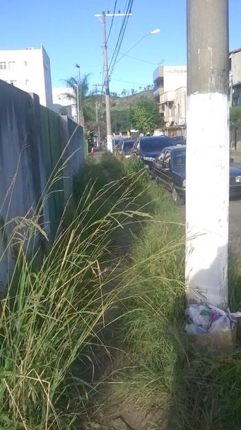 FOTOS CILENE XAVIER Moradores reclamam da calçada em frente ao estacionamento do Albert Sabin