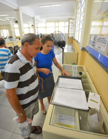 Paulo de Andrade e Daniela Alves estiveram ontem à procura de documentos na agência da Marechal