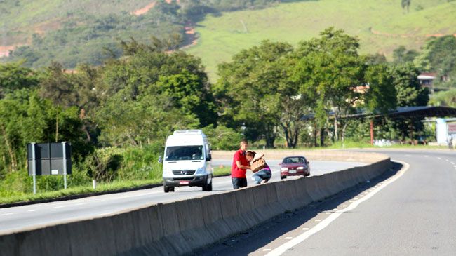 Pedestres se arriscam em travessia na BR-040