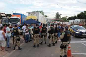 Polícia Rodoviária Federal ajuda a negociar desbloqueio de estradas