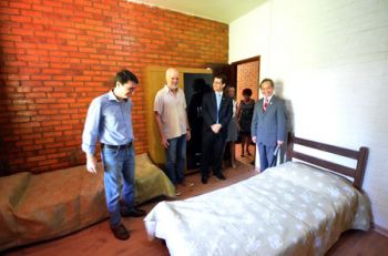 OLAVO PRAZERES/27-02-15 Prefeito Bruno acompanha a visita do representante do Governo federal a uma residência terapêutica no Bairro São Geraldo