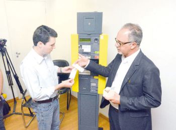 MARCELO RIBEIRO/24-02-15 Prefeito Bruno Siqueira e diretor da empresa Estapar, Adelcio Antonini, apresentam sistema