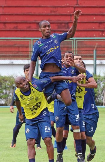 LEONARDO COSTA Silvio (no alto) reforça o time do Tupi contra o Coelho