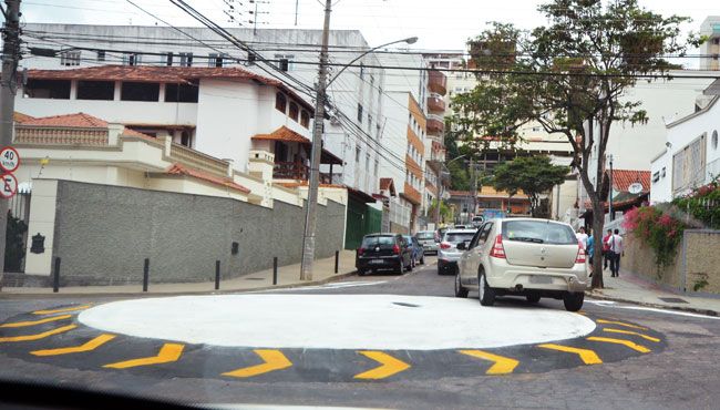 Sinalização do contorno foi ampliada em São Mateus, diminuindo a pista de carros  