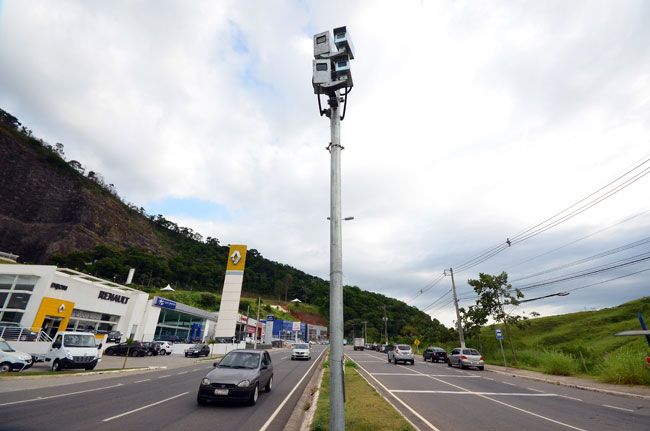 Mais de 130 multas diárias 7 Também na Deusdedit, mas em direção à BR-040, abusos são recorrentes