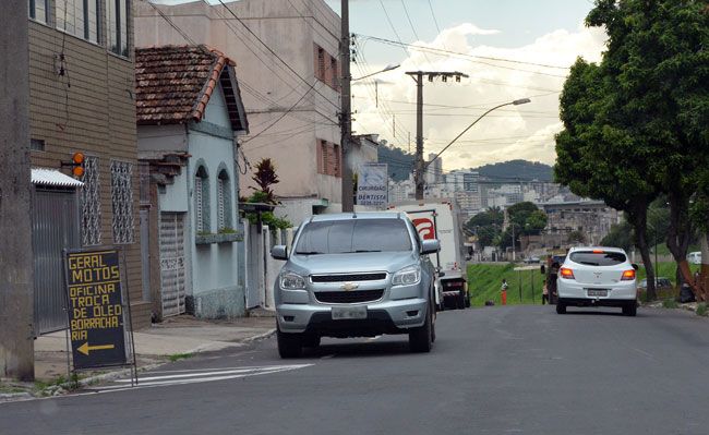 MARCELO RIBEIRO/03-02-15 Veículo circula na mão invertida na Rua Inácio Gama, no Bairro de Lourdes