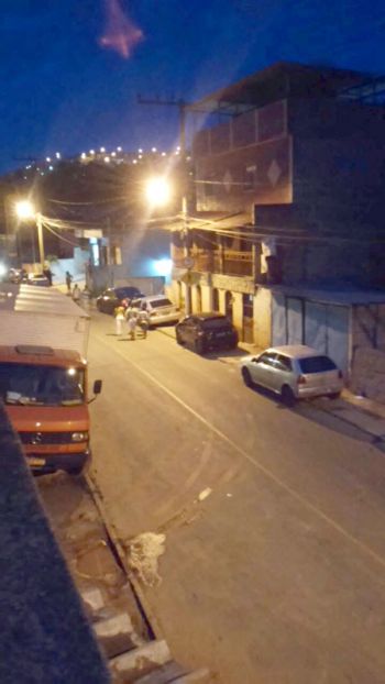 FOTOS LEONARDO COSTA/12-02-15 Veículos em cima do passeio e na porta de garagens na Rua Diva Garcia
